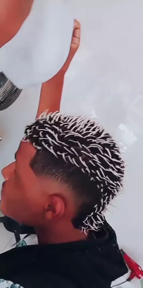 Corte de cabelo outlet moicano com luzes
