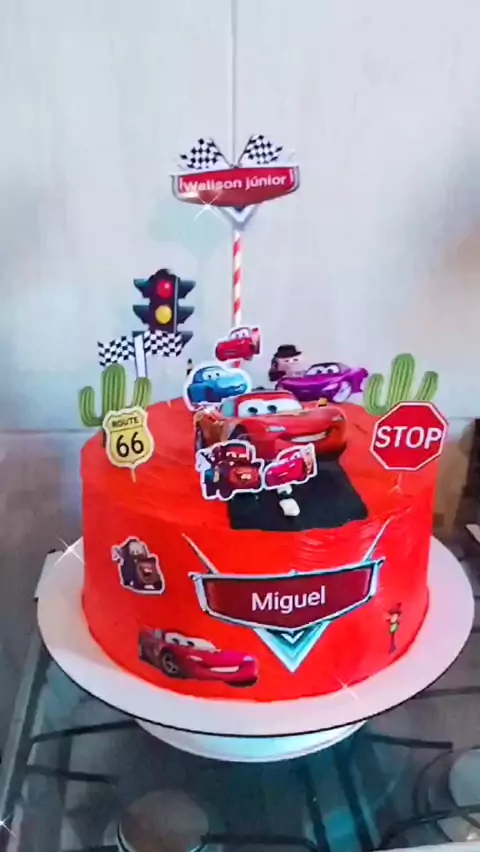 Topo de bolos com carro rebaixado