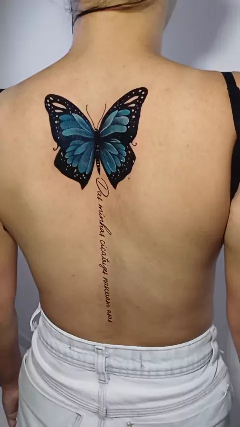 tatuagem de borboleta na mão feminina