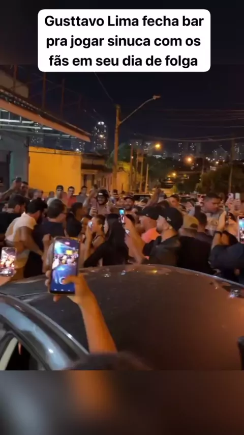 Gusttavo Lima surpreende clientes de bar ao parar para jogar