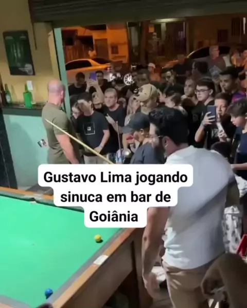 Gusttavo Lima aparece de surpresa e joga sinuca em boteco da Vila